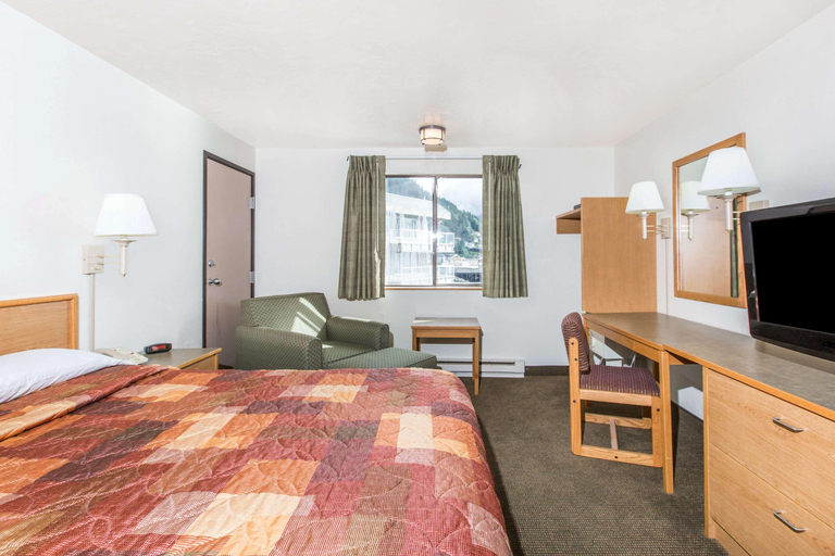 Bedroom 3, Super 8 by Wyndham Ketchikan, Ketchikan Gateway