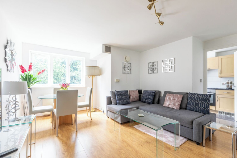 Others 5, Woolwich Oasis · 2BR · 5 min to Rail · Parking, London