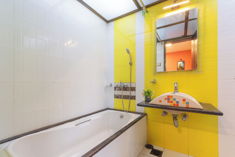 Bathroom 4, Neeta's Sagar Inn, Pune