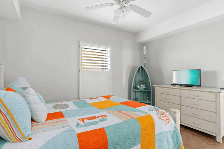 Bedroom 4, Emerald Isle Resort 405 by Avantstay Beachfront, Beach Chairs + Pool Access, Bay