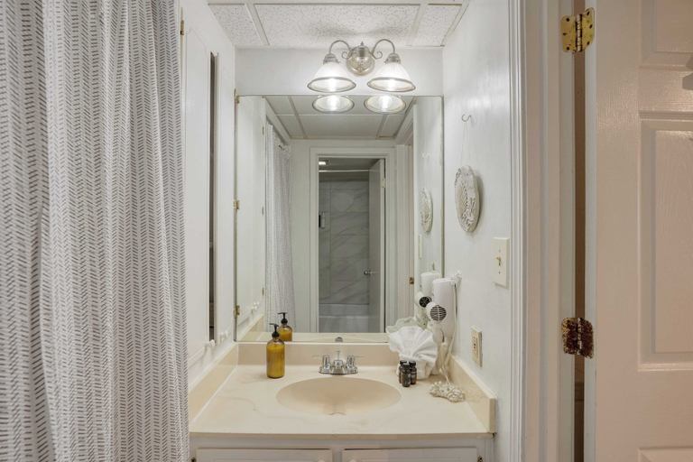 Bathroom 4, Fontainebleau 335 by Avantstay Beachfront Access, Bay