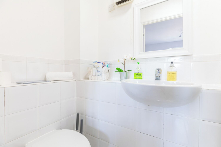 Bathroom 3, Skyline Haven Modern 2BR w/ Free Parking & 4kTV, London
