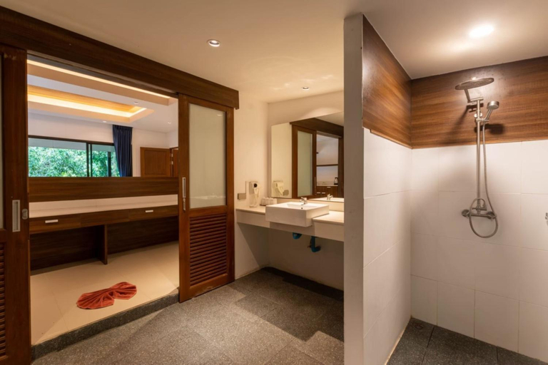 Shower 2, Rock and Tree House Resort, Phanom