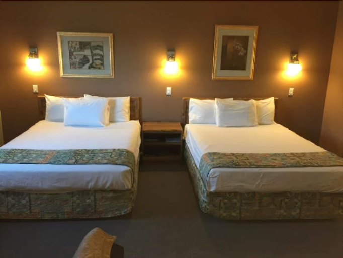 Bedroom 4, Canadas Best Value Inn Kelowna, Central Okanagan
