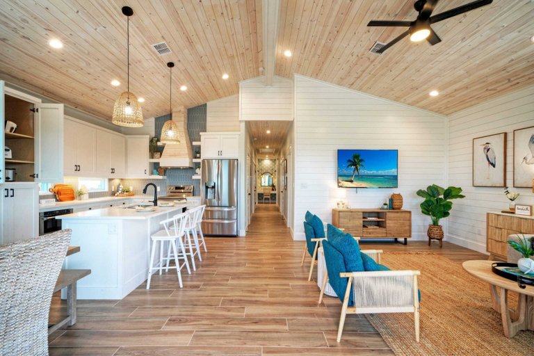 Food & Drinks 4, Pool, Firepit + Golf Cart Zone + Near Beach Looney Dunes by Avantstay, Nueces