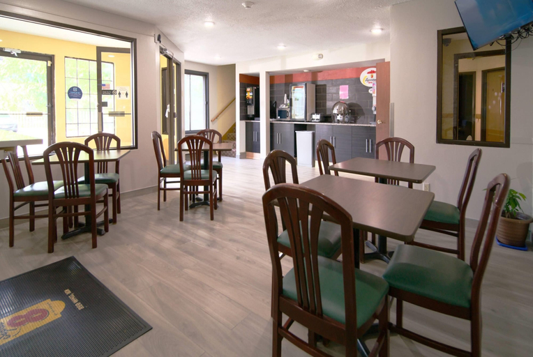 Food & Drinks 5, Super 8 by Wyndham Red Wing, Goodhue
