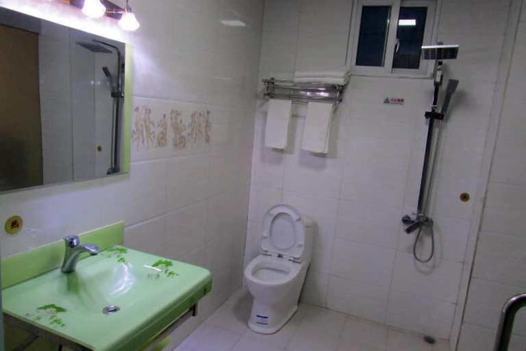 Bathroom, Dzongsa Book bar Inn, Dêqên Tibetan