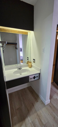 Bathroom 2, New Frontier Hotel, Division No. 7