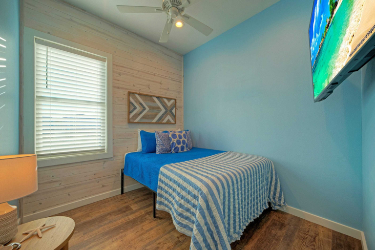 Bedroom 2, 361 Bayview by Avantstay Pool, Firepit + Pond View Golf Cart-friendly Boardwalk to Beach, Nueces
