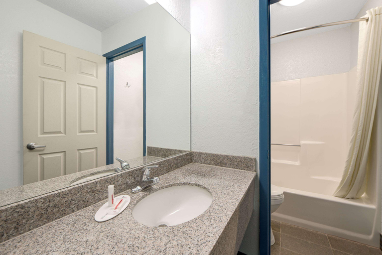 Bathroom 4, Super 8 by Wyndham Dumas TX, Moore