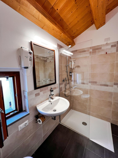Bathroom 3, Duetorri, Macerata