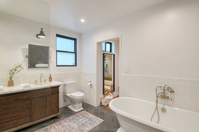 Bathroom 3, Silver Screen by Avantstay Luxe Backyard Escape, Los Angeles