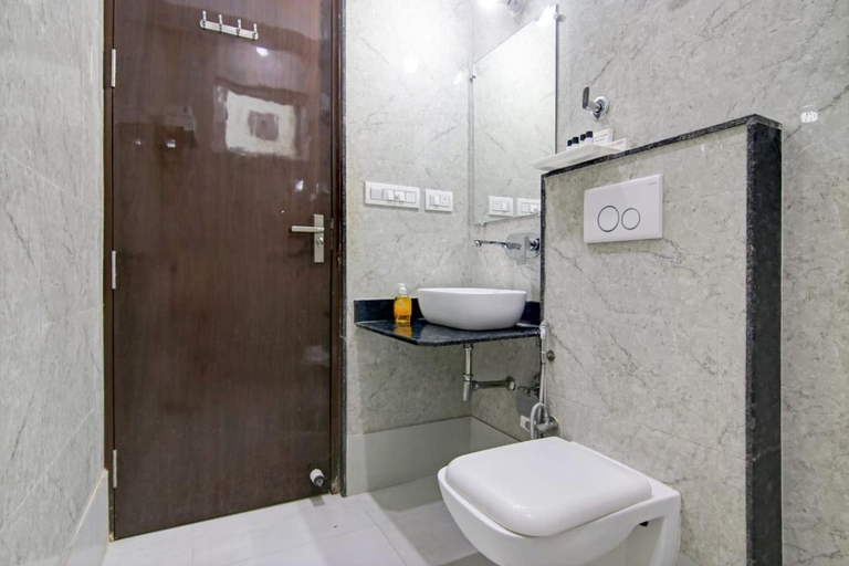 Bathroom 4, Hotel De Hocks Deluxe, Delhi