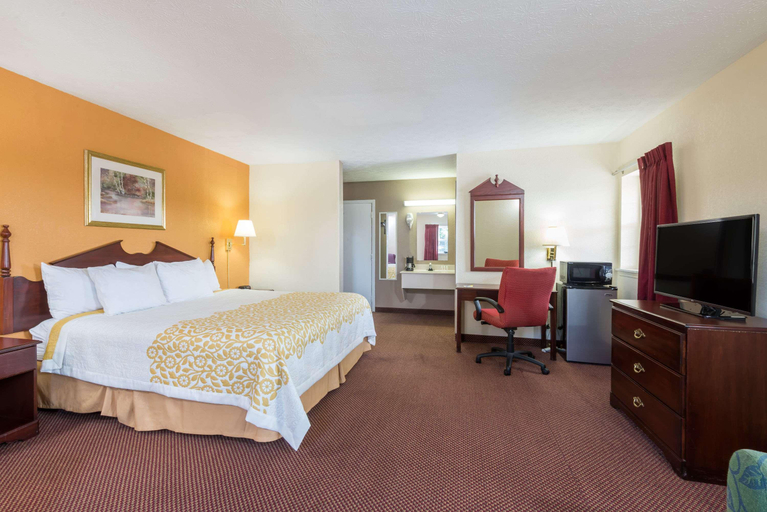 Bedroom 3, Days Inn by Wyndham Amherst, Lorain