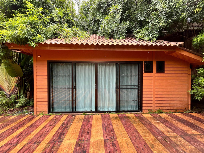 Exterior 3