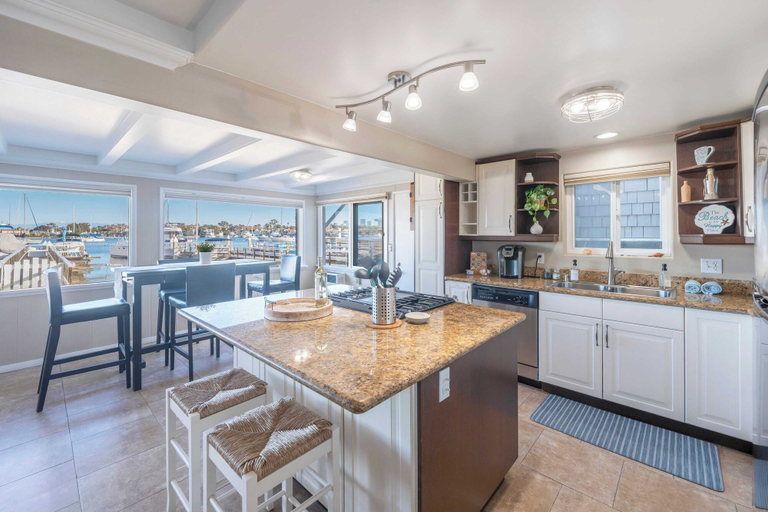Others 4, Sleeps 16 Dock, Walk to Beach, Balboa Fun Zone & Dining Edgewater Place, Orange