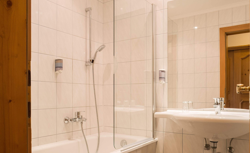 Bathroom 4, Hotel in the HEART, Zell am See
