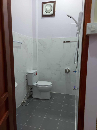 Bathroom, Inthavong Hotel/Guest House, Vangvieng