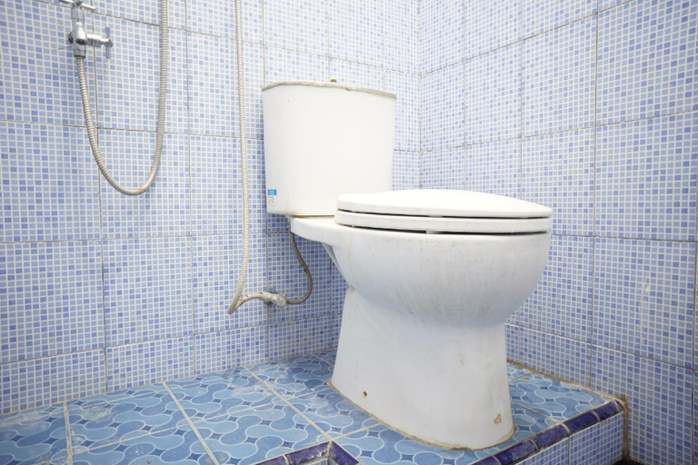Bathroom, OYO Life 92886 Rumah Nyaman Radhika 2 Syariah, Tuban