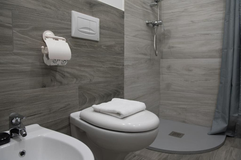 Bathroom 4, Hotel Umberto, Vibo Valentia
