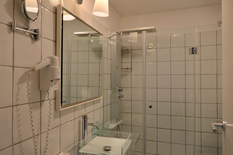 Bathroom 5, Ganimede Hotel, Latina