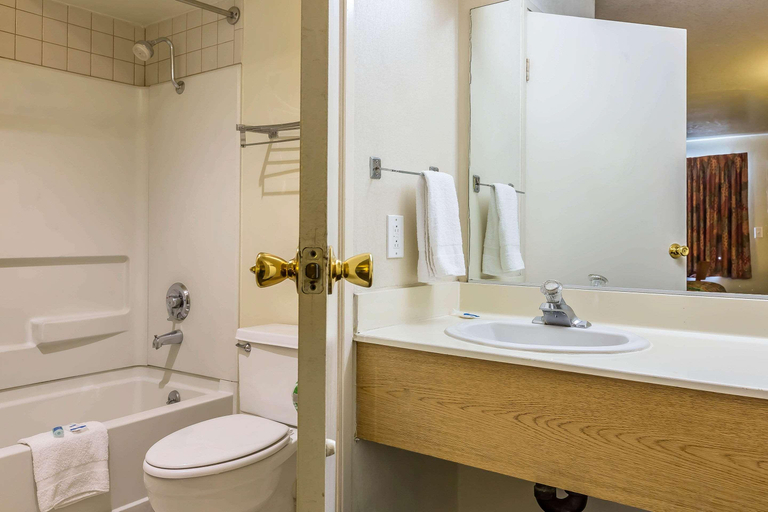 Bathroom 5, Rodeway Inn Magic Mountain Area, Los Angeles