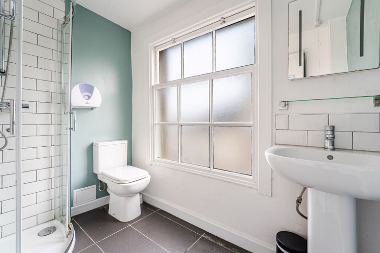 Bathroom 5, No 4 Georgian Shared House - By Clifton Short Lets, Bristol