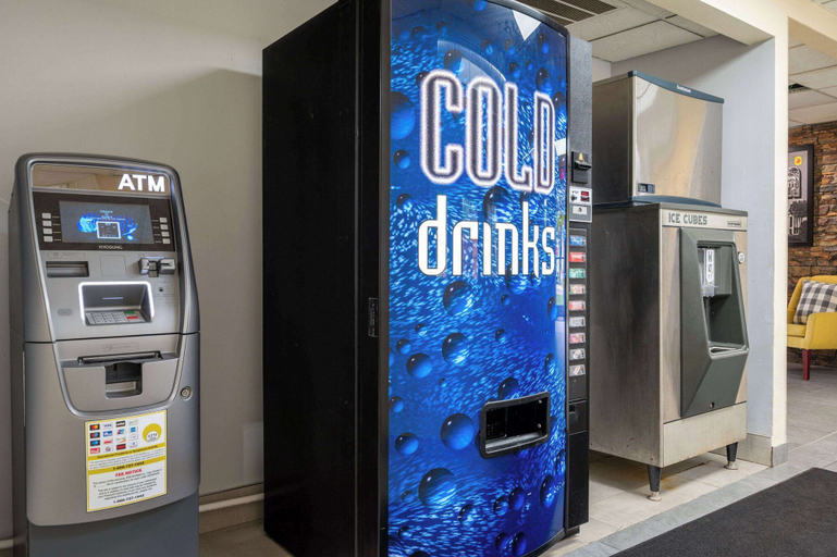 Food & Drinks 5, Super 8 by Wyndham Salisbury, Rowan