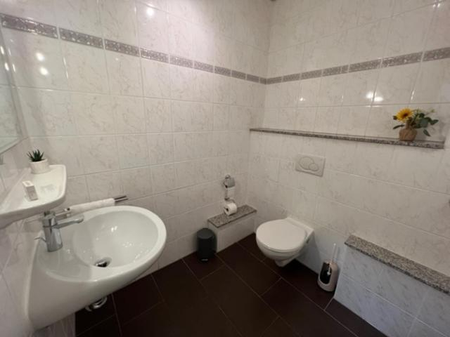 Bathroom 1, Hotel Rehkitz, Gütersloh