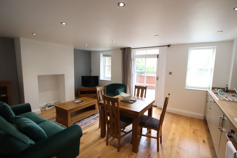 Others 4, Charming Flat With Private Patio in Clifton, North Somerset