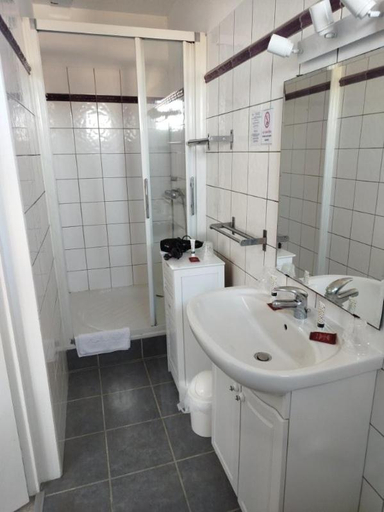 Bathroom, Hotel Le Crist Al, Front de mer, chambres climatisees et son studio non climatise, proche du centre , Charente-Maritime