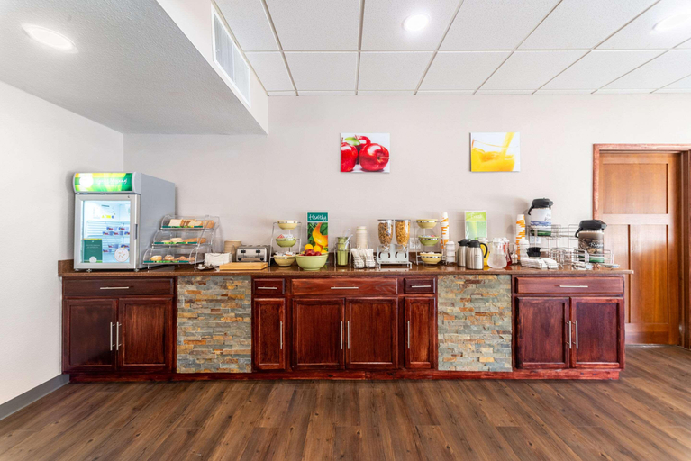 Food & Drinks 5, Quality Inn Suites Vandalia, Fayette