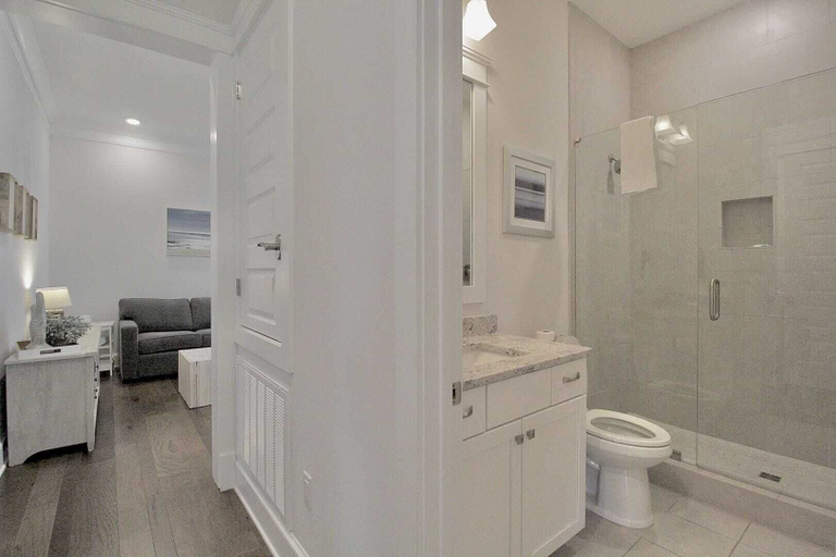Bathroom 4, The Sea And Me by Avantstay Heated Pool, Walton