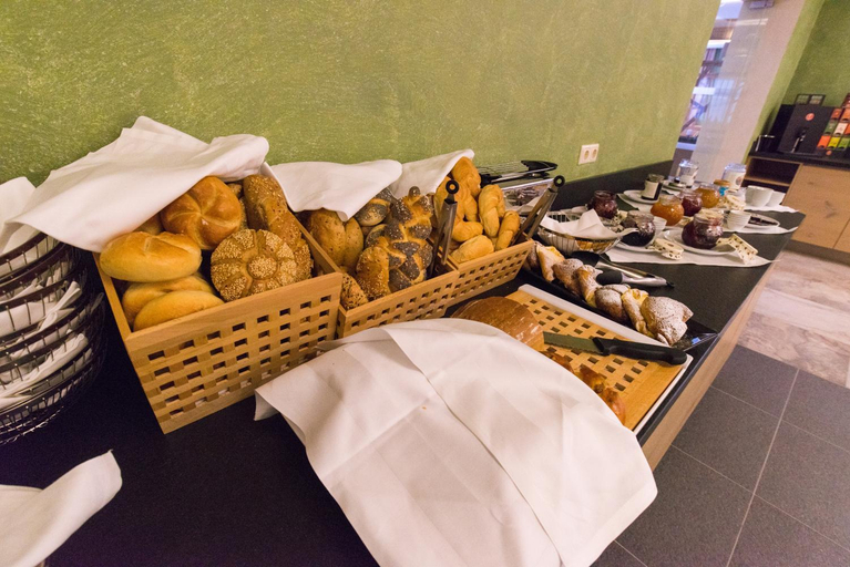 Food & Drinks