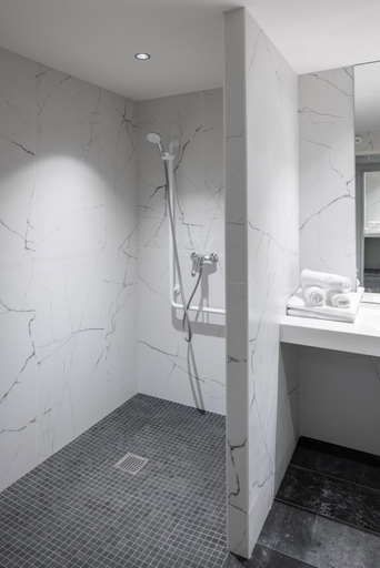 Bathroom 3, Logis Hotel Parenthese, Restaurant & Spa, Jura