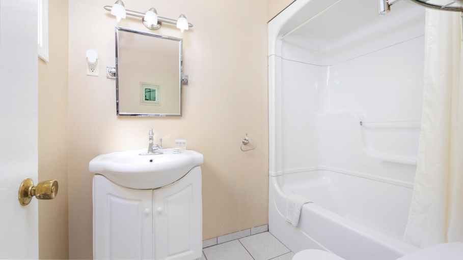 Bathroom 4, Coach House Inn, Bruce