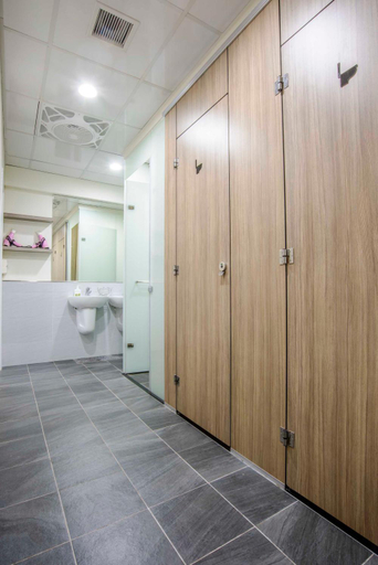 Bathroom 4, Old Door Hostel, Taipei City