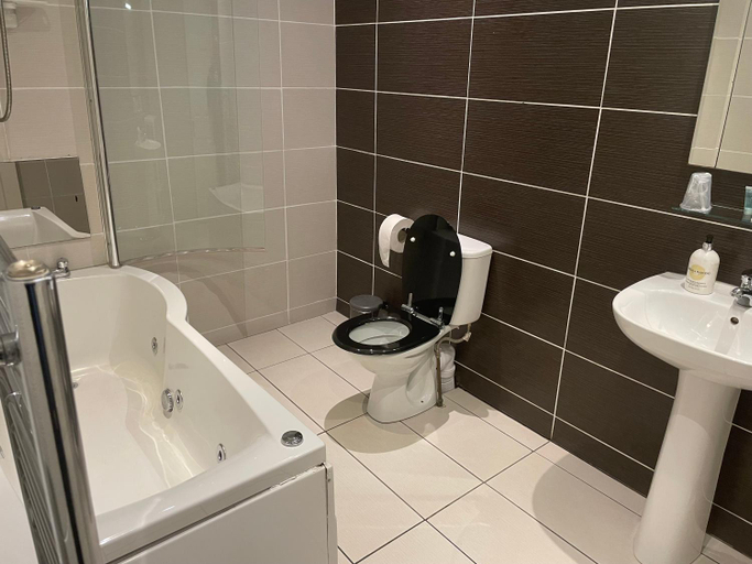 Bathroom 3, Glazert Country House Hotel, East Dunbartonshire