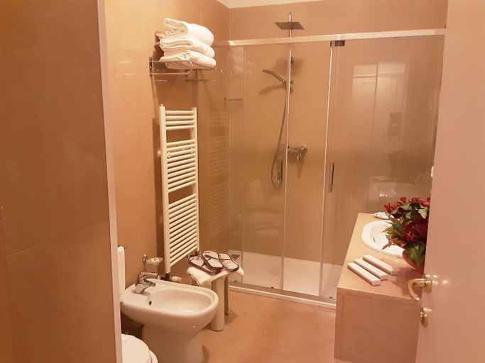Bathroom 4, Hotel Michelangelo, Modena