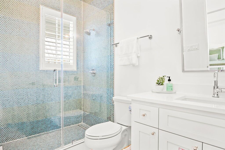 Bathroom 4, Beyond the Sea 113 Tai-c, Nueces