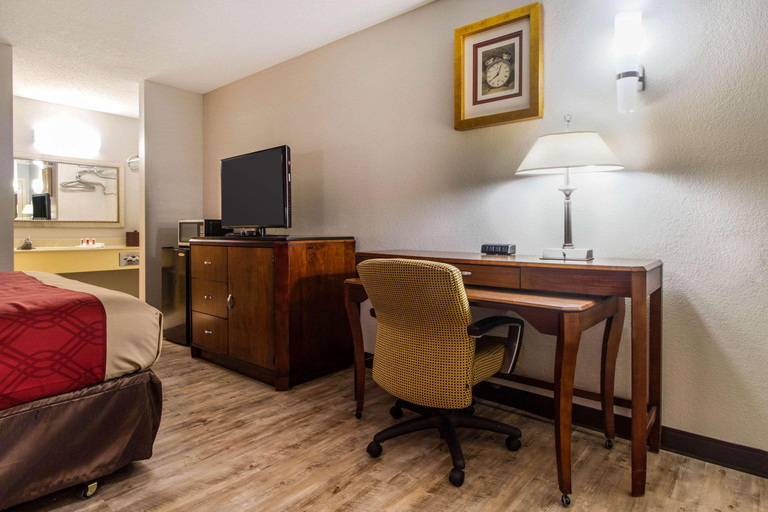 Bedroom 3, Econo Lodge, McMinn