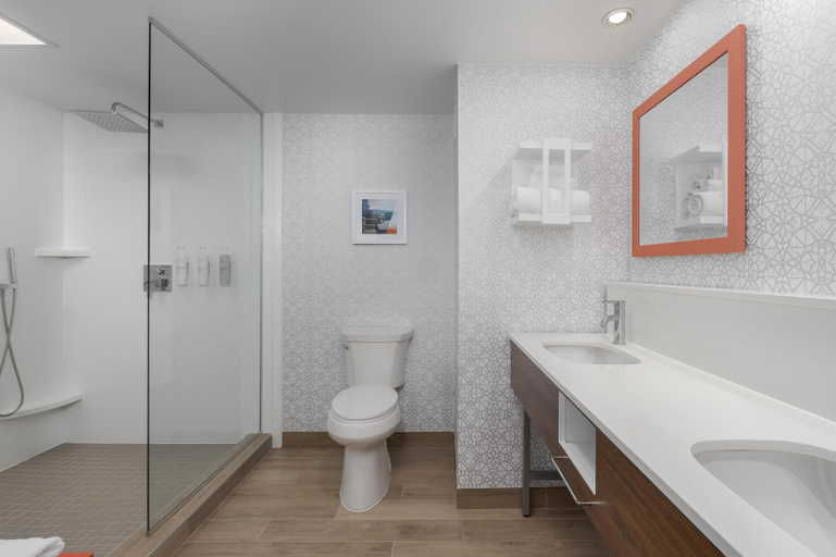 Bathroom 5, Hampton Inn by Hilton Altoona, Blair