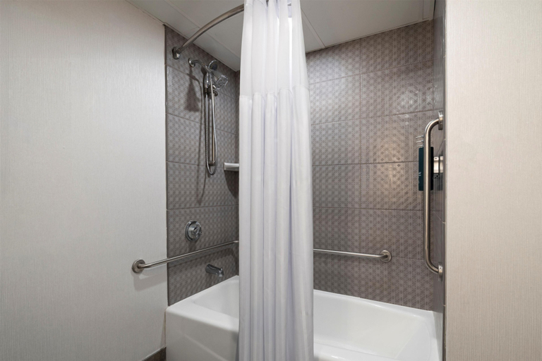 Bathroom 3, DoubleTree by Hilton Richmond - Midlothian, Chesterfield