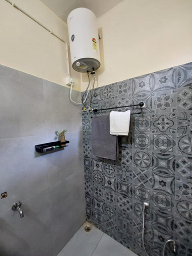 Bathroom 3, Himkosi Farm by the River, Almora