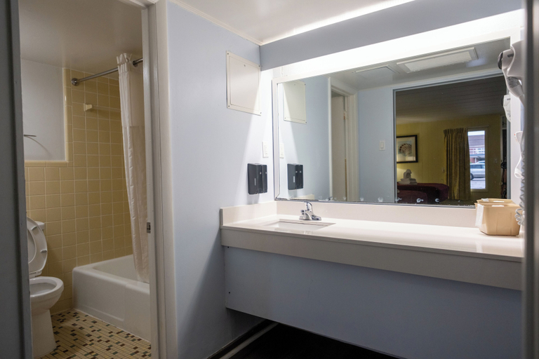 Bathroom 4, Heart of Manteo Motor Lodge, Dare
