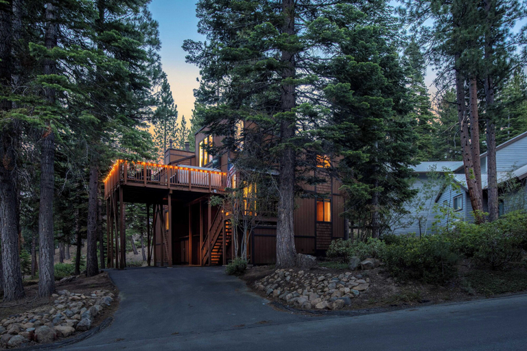 Interior 5, Wolfe by Avantstay 5mins Northstar w Hot Tub Fireplace 2 Private Decks, Placer
