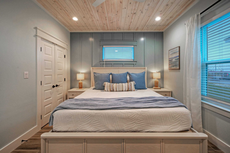 Bedroom 2, Pool, Firepit + Golf Cart Zone + Near Beach Looney Dunes by Avantstay, Nueces