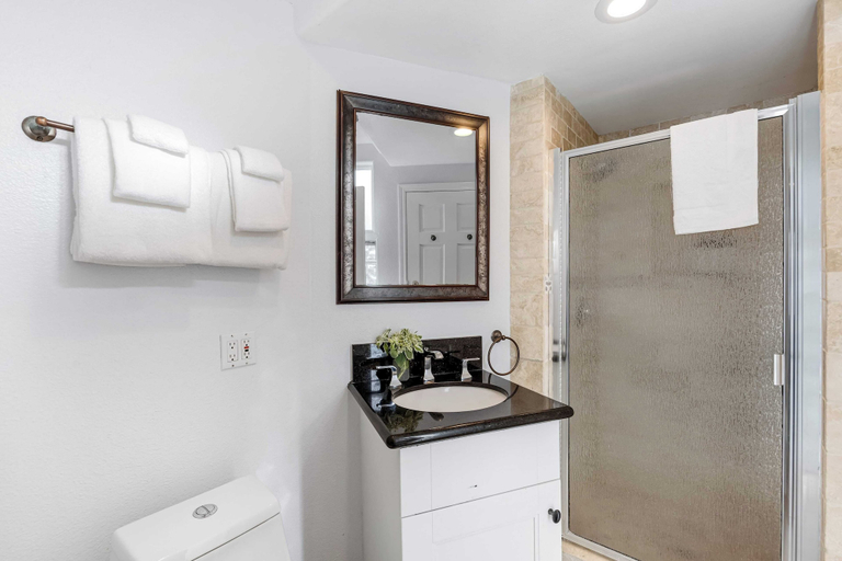 Bathroom 3, Shelly by Avantstay Steps to the Beach Deck w/ Ocean Views 5bdr, Orange