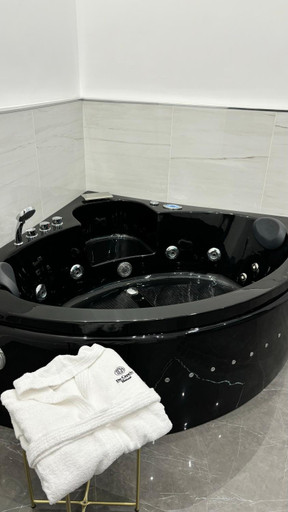Bathroom 2, De Caprio house, Napoli