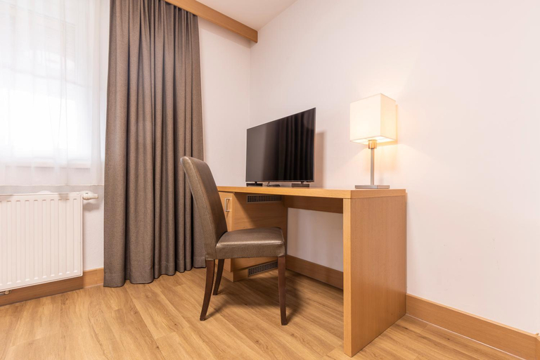 Others 4, Hotel Castel, Landeck